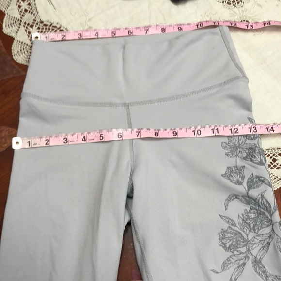 Fabletics Drea Rise Up Embroidered High Waisted Active Leggings Gray XS - Picture 6 of 9